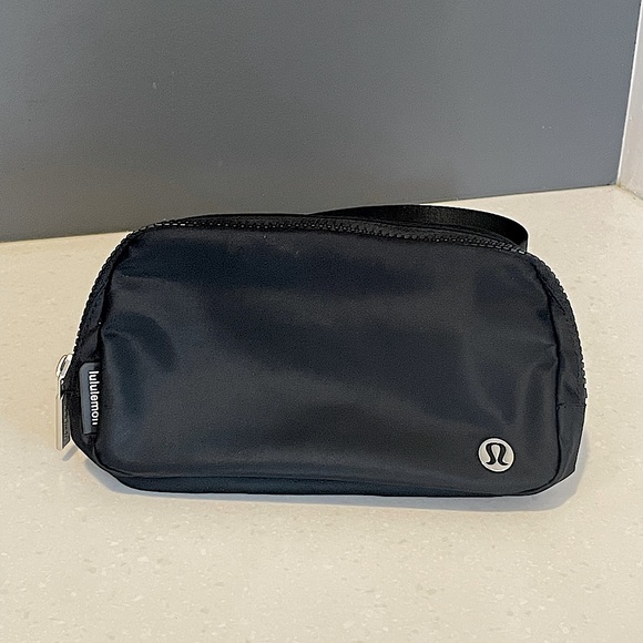 Lululemon Everywhere Belt Bag - Picture 4 of 4